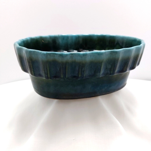 Hull‎ USA I-21 Oval Planter Pot in Dark Green Aqua Drip Ribbed Sides 8.15x5.5x3 - Picture 1 of 4
